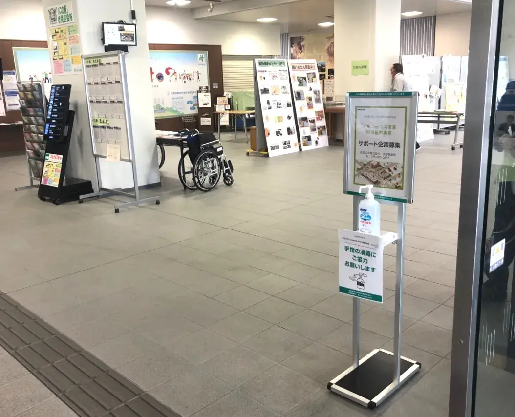 自治体庁舎の入口に広告付き消毒液スタンドを設置して、地域社会全体で市民を守る活動